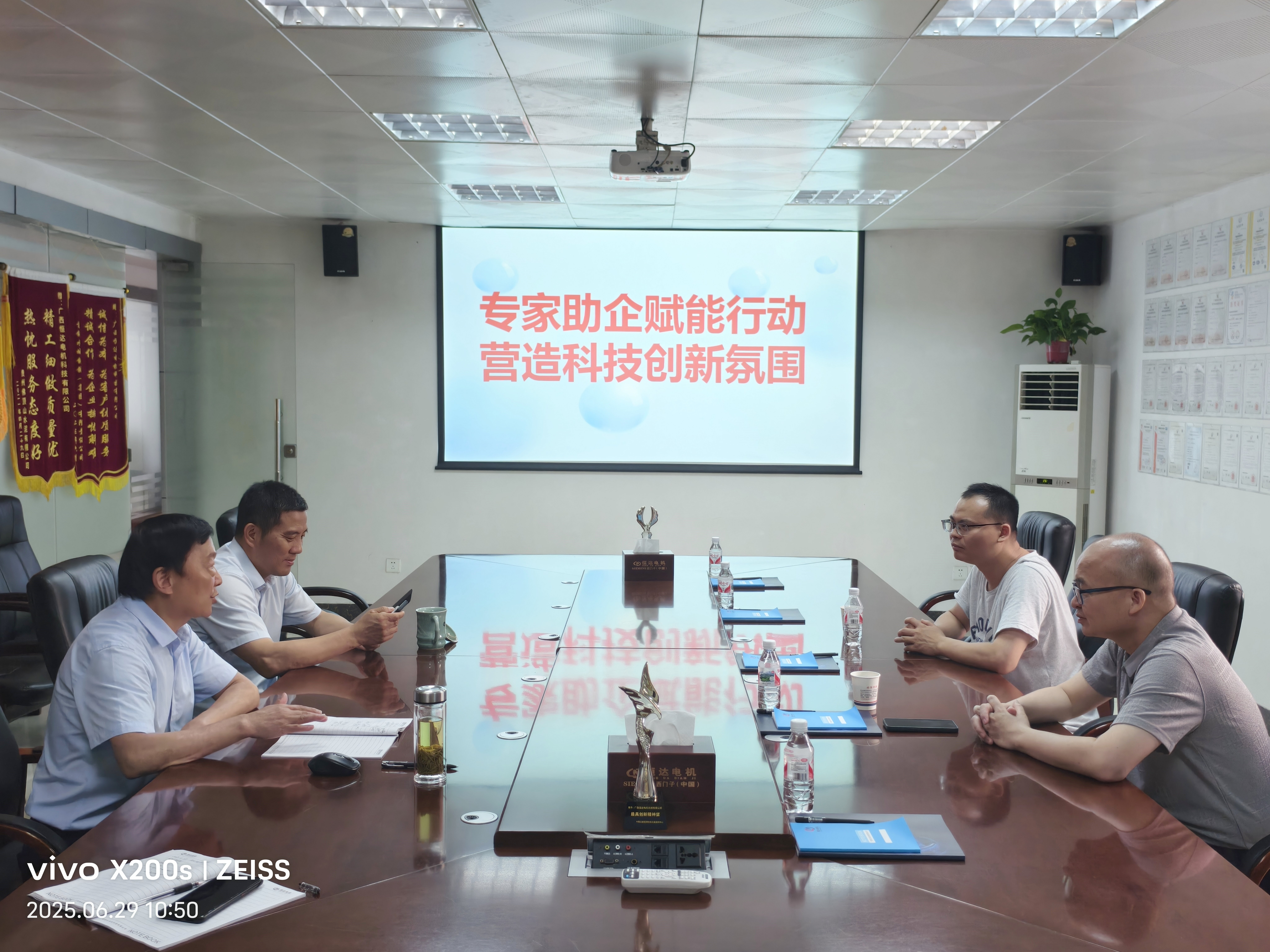 圖片5洪博士參加座談會(huì).jpg